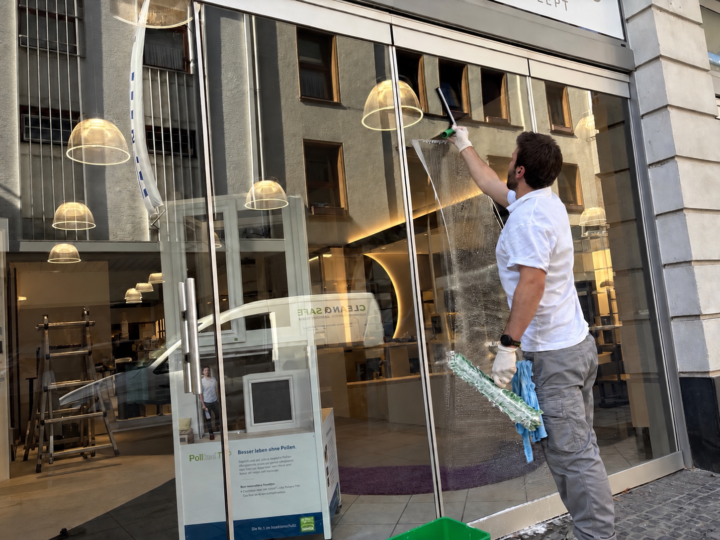 Hasan Aygün von Clean & Safe bei der Fensterreinigung